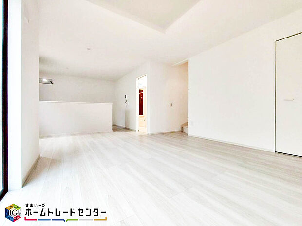 【リビング】広々としたリビングは南側に設けた掃き出し窓からたくさんの陽光を取り入れてくれます。家族が集まる空間ですからやはり明るさと、暖かさは大切です。広さがありますので家具の配置に悩まなくて済むのも良いです。