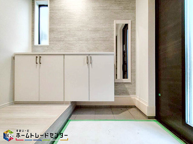 【玄関】下駄箱は可動棚タイプになっていますので、脚の長いブーツや長靴もたっぷり収納いただけます。いつも気持ちよくご家族をむかえられるよう、玄関下駄箱収納をフル活用してスッキリとした玄関を保ってください。