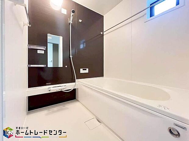 【浴室】お子様と一緒に入ってもゆったり寛げる1坪タイプのシステムバス。水をはじくのが早く乾きやすくカビの発生を防ぐドライ床&標準仕様簡単ヘアキャッチャーも付いていますので一番最初に味わう【綺麗】を長く保てます