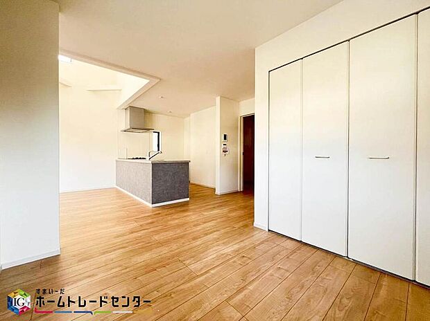 【リビング】家族みんなが揃う場所だからこそ一番に陽当たりを考慮し明るくゆったりとくつろげる場所として設計しております。大切なお客様を迎えるリビングはいつも綺麗に保てるように♪収納もたくさんご用意しております♪