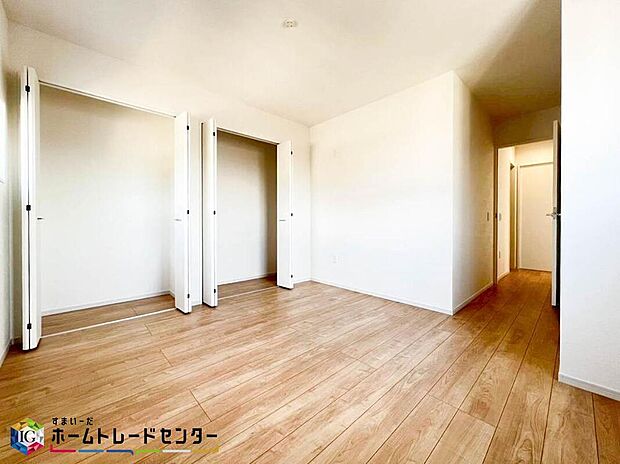 【リビング以外の居室】お子様の自立性を与えてあげられる子供部屋はお子様にとって大変重な役割があります。子供一人で過ごす空間を与えることで、宿題や勉強時間も自然と増えまた自ら部屋の片付けや掃除なども促すことに繋がります。