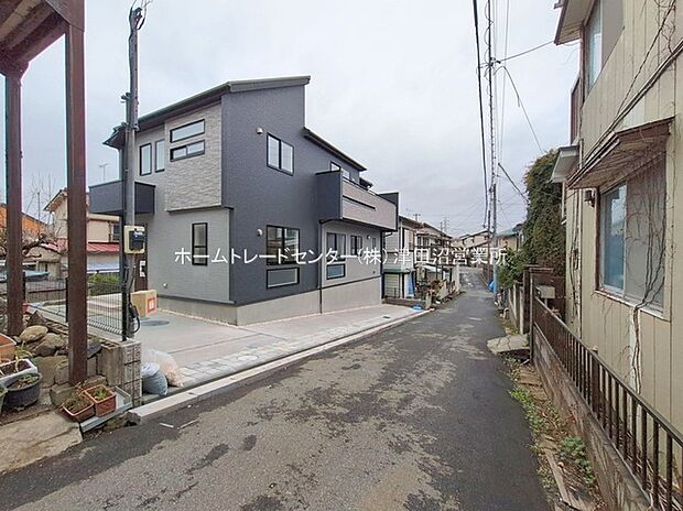 【現地外観写真】閑静な住宅地に馴染む落ち着いた色合いの外観。長く愛着を持って住んで頂きたいからこそ飽きのこないシンプルな色目に仕上げました。外壁には耐久性・防汚性に優れたサイディング材を使用しております!