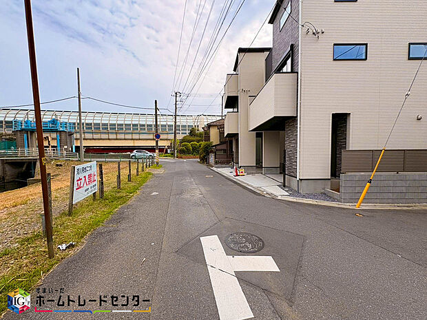 【現地外観写真】美しい緑と良好な住環境が守られてきたこの街に、新築戸建てが誕生致しました。穏やかな空気の流れる落ち着いた住環境です。ぜひ、現地へ足をお運びいただき実際の環境・陽当たりをご確認下さいませ♪