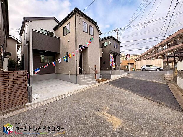 【前面道路含む現地写真】静かな住宅街に佇む、落ち着きのある住まい。程よい距離感が心地よく、穏やかで安心感のある暮らしがここから始まります。