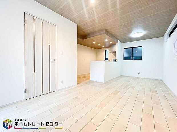 【リビング】家族みんなが揃う場所だからこそ一番に陽当たりを考慮し明るくゆったりとくつろげる場所として設計しております。大切なお客様を迎えるリビングはいつも綺麗に保てるように♪収納もたくさんご用意しております♪