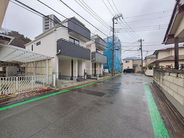 【前面道路含む現地写真】閑静な住宅地で子育て家族にピッタリ。毎日のお散歩も快適な緑に恵まれたエリアで、自然に包まれた穏やかな暮らしを実現するための、ゆとりある住環境が整っています。緑の潤いを感じながらホッと生活できそう。