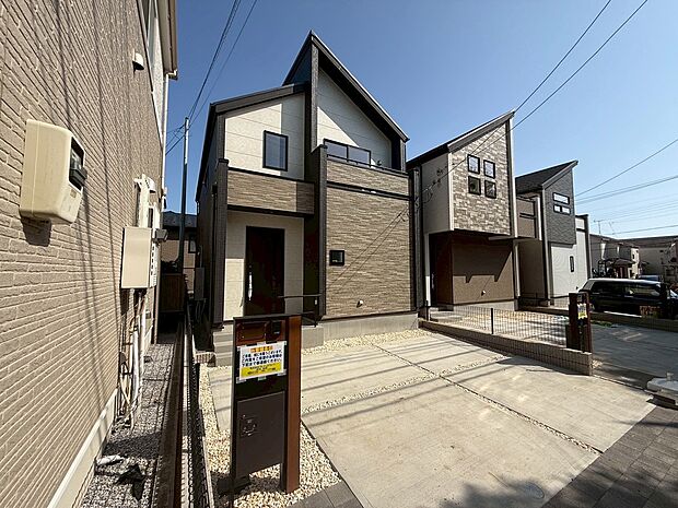 【前面道路含む現地写真】閑静な住宅地で子育て家族にピッタリ。毎日のお散歩も快適な緑に恵まれたエリアで、自然に包まれた穏やかな暮らしを実現するための、ゆとりある住環境が整っています。