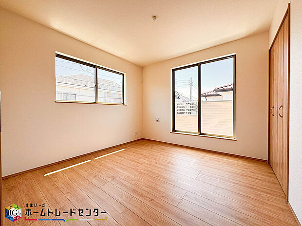 【2階洋室】南向きの窓は一年中温かな陽光が差し込む明るい部屋になります。夏は太陽の位置が高いので、それほど直射日光は入りませんが、冬になると太陽の位置が低くなるため温かい陽光を取り入れやすくお部屋もポカポカです♪
