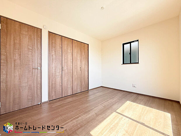 【2階洋室】居住空間の広さを保ちつつ程よい広さがある収納スペース。季節ごとの家電や思い出のアルバム、カバン類などを収納出来る棚もあります。衣替えも楽にできるのでお部屋の中をすっきりと片付けられるますね♪