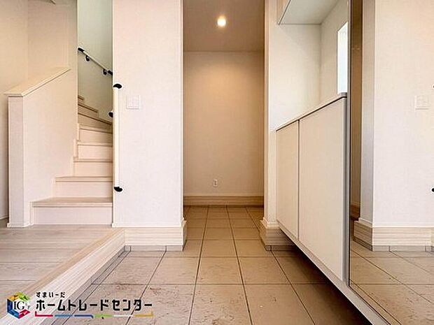 【玄関】散らかりがちな玄関もスッキリと保てる玄関収納は、家の中に入る時一番最初に目に付く場所だからこだわりたいですよね!木目調の落ち着いた雰囲気の色目が、お部屋の雰囲気をそのまま表している家の顔です。