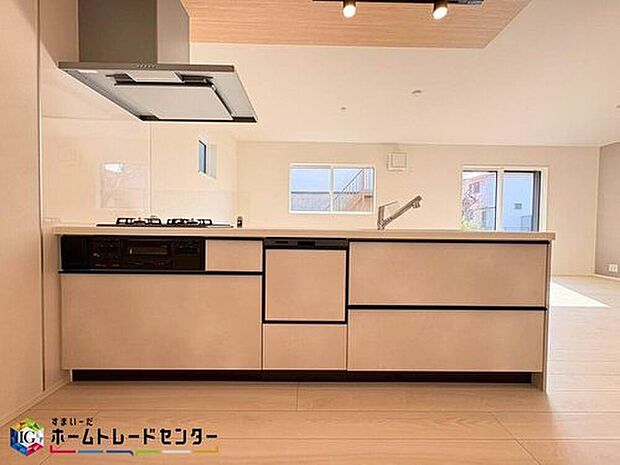 【キッチン】お洒落で清潔感のある対面キッチン♪対面式キッチンは家族との大事なコミュニケーションも取りやすく自然と会話が増えるような設計となっています。床下の収納スペースもちょっとした物を収納できるので嬉しい魅力♪