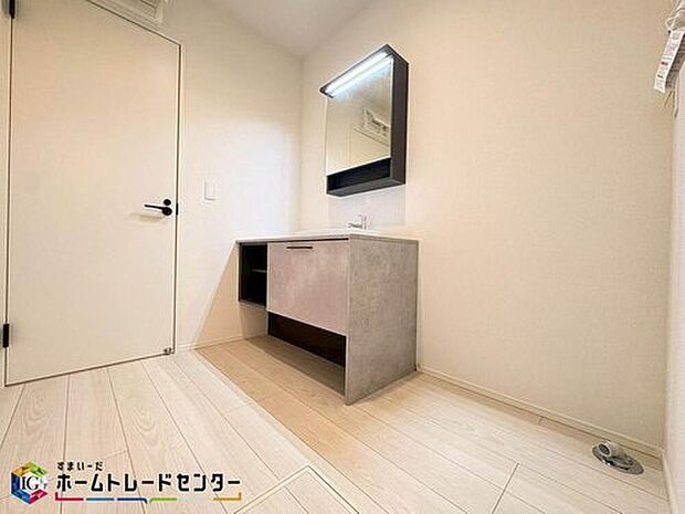 【洗面台・洗面所】家族全員が一番使用する洗面所はお掃除もしやすく使い勝手も抜群。歯ブラシ・ドライヤー・洗面道具・髭剃り・メイク道具など全て収納可能な収納スペースを確保♪二人並んでも十分なほどのスペースも魅力ですね♪