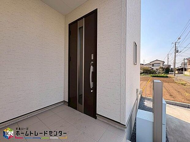 【玄関】玄関アプローチにはお洒落な階段を採用。玄関までの導線が明確になる他、お子様の急な飛び出し、水害にも強いメリットがあります♪ワンランク上のオシャレを兼ねそろえた玄関でお客様をお出迎えできます♪