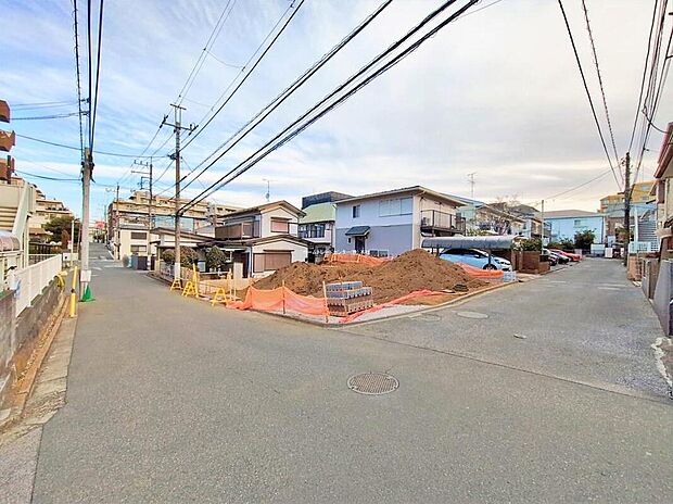 【前面道路含む現地写真】一戸建ての大きなメリットは、「自分の土地」を自由に使えること。好きなペットが飼えるほか、ガーデニングやDIY、車やバイクの手入れなど様々な趣味を楽しめます♪