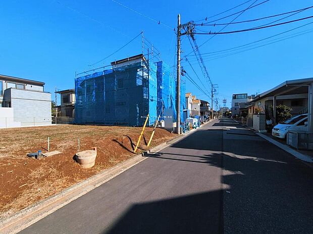 【前面道路含む現地写真】閑静な住宅地で子育て家族にピッタリ。毎日のお散歩も快適な緑に恵まれたエリアで、自然に包まれた穏やかな暮らしを実現するための、ゆとりある住環境が整っています。緑の潤いを感じながらホッと生活できそう。