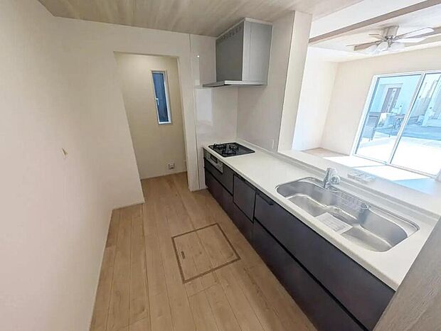 【キッチン】お洒落で清潔感のある対面キッチン♪対面式キッチンは家族との大事なコミュニケーションも取りやすく自然と会話が増えるような設計となっています。床下の収納スペースもちょっとした物を収納できるので嬉しい魅力♪