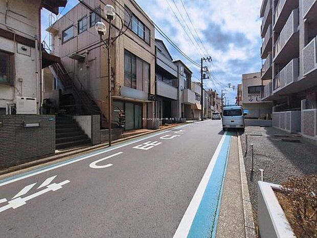 【 前面道路含む現地写真】閑静な住宅地で子育て家族にピッタリ。毎日のお散歩も快適な緑に恵まれたエリアで、自然に包まれた穏やかな暮らしを実現するための、ゆとりある住環境が整っています。緑の潤いを感じながらホッと生活できそう。