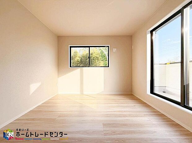 【リビング以外の居室】お子様やご家族の人数により一人一部屋が叶う空間になります。戸建ては各部屋のプライバシーを十分に保つ事が可能です。またゲストルームとしてや在宅ワークのスペースとしてお部屋が多いと便利です。
