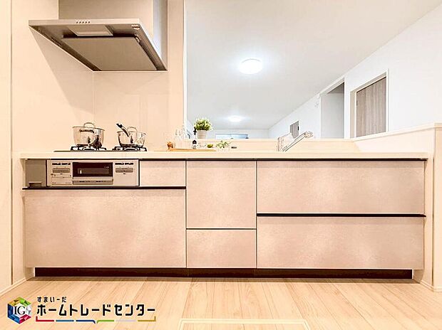 【キッチン】明るい自然光が入る作業スペースを多くとった壁付けキッチン採用。ご夫婦やお子様と揃ってキッチンに立っても調理がしやすく、家事をしながら会話も弾みます。食器類もすっきりと片付く収納力。