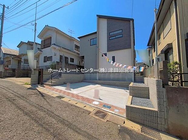 【現地外観写真】美しい緑と良好な住環境が守られてきたこの街に、新築戸建てが誕生いたしました。穏やかな空気の流れる落ち着いた住環境です。ぜひ、現地へ足をお運びいただき実際の環境・陽当たりをご確認下さいませ♪