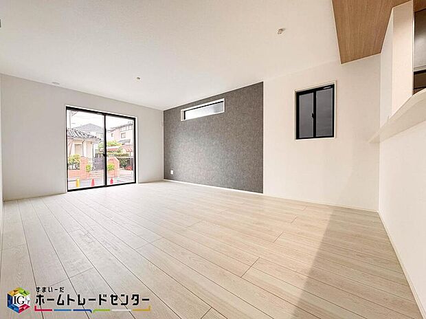 【リビング】白一色の壁紙で単調になりがちなお部屋。家具や雑貨を統一しても、「おしゃれに決まらない……」という方も、壁紙の一部にアクセントクロスを使うと、お部屋の雰囲気がガラリと一気に変わりお洒落なお部屋に♪