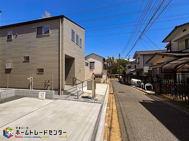 【前面道路含む現地写真】閑静な住宅地で子育て家族にピッタリ。毎日のお散歩も快適な緑に恵まれたエリアで、自然に包まれた穏やかな暮らしを実現するための、ゆとりある住環境が整っています。緑の潤いを感じながらホッと生活できそう。