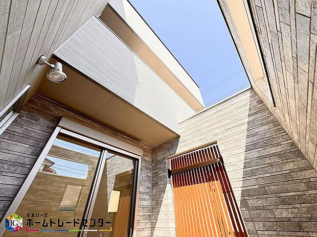 【バルコニー】リビングから繋がるアウトドア空間♪ロジアとは、外壁材で箱型に囲んだ半屋外の庭のスペース。外からの視線が気にならないから、ちょっと家の中ではできないな・・・ということが気軽にできるアウトドアリビング♪