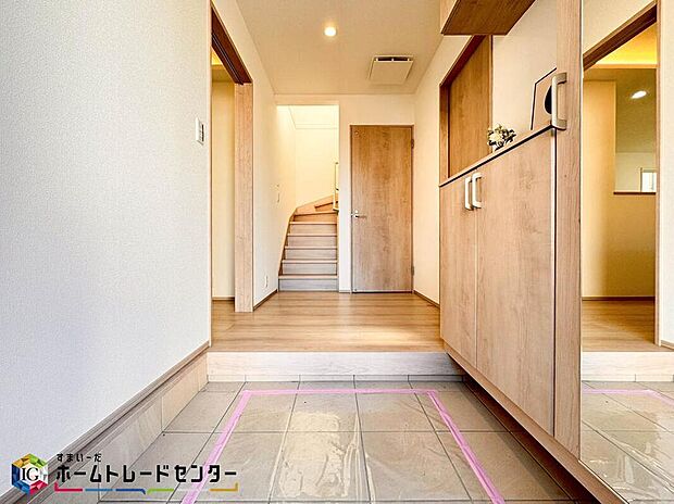 【玄関】玄関アプローチにはお洒落な階段を採用。玄関までの導線が明確になる他、お子様の急な飛び出し、水害にも強いメリットがあります♪ワンランク上のオシャレを兼ねそろえた玄関でお客様をお出迎えできます♪