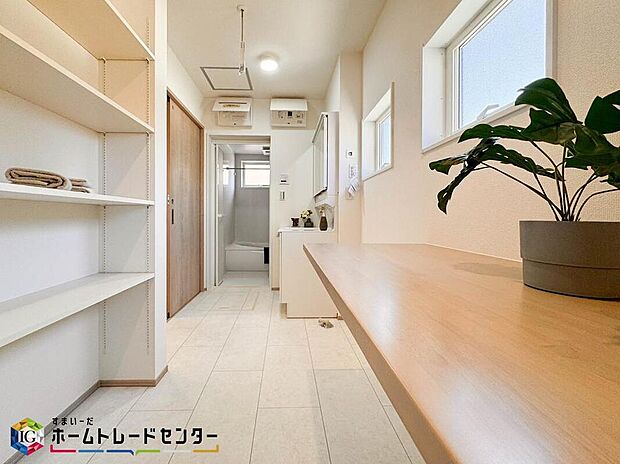 【洗面台・洗面所】家族全員が一番使用する洗面所はお掃除もしやすく使い勝手も抜群。歯ブラシ・ドライヤー・洗面道具・髭剃り・メイク道具など全て収納可能な収納スペースを確保♪二人並んでも十分なほどのスペースも魅力ですね♪
