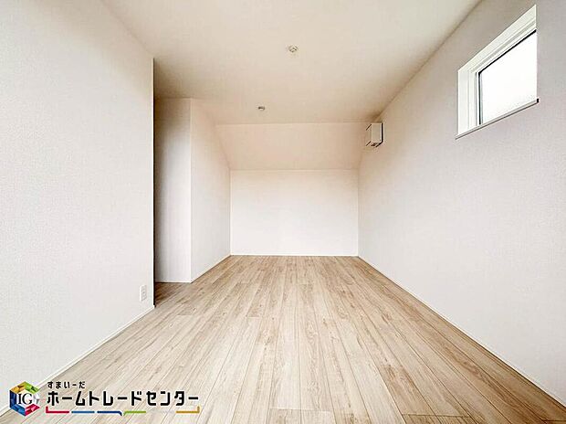 【リビング以外の居室】お子様やご家族の人数により一人一部屋が叶う空間になります。戸建ては各部屋のプライバシーを十分に保つ事が可能です。またゲストルームとしてや在宅ワークのスペースとしてお部屋が多いと便利です。
