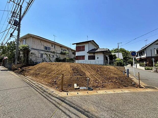 【現地外観写真】美しい緑と良好な住環境が守られてきたこの街に、新築戸建てが誕生致しました。穏やかな空気の流れる落ち着いた住環境です。ぜひ、現地へ足をお運びいただき実際の環境・陽当たりをご確認下さいませ♪