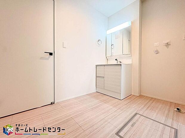 【洗面台・洗面所】家族全員が一番使用する洗面所はお掃除もしやすく使い勝手も抜群。歯ブラシ・ドライヤー・洗面道具・髭剃り・メイク道具など全て収納可能な収納スペースを確保♪二人並んでも十分なほどのスペースも魅力ですね♪