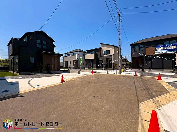 【前面道路含む現地写真】閑静な住宅地で子育て家族にピッタリ。毎日のお散歩も快適な緑に恵まれたエリアで、自然に包まれた穏やかな暮らしを実現するための、ゆとりある住環境が整っています。緑の潤いを感じながらホッと生活できそう。
