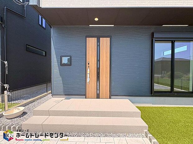 【玄関】家の第一印象は玄関で決まるくらい重要な場所。玄関は家の顔といわれますが我が家のセンスをさりげなく感じさせる魅力ある玄関造りも楽しみの一つ。帰宅する度に家族がほっとできる心地よい空間造りも大切ですね♪