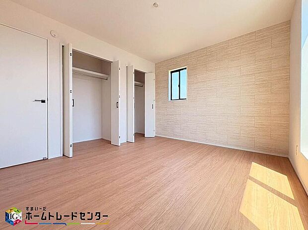 【リビング以外の居室】お子様やご家族の人数により一人一部屋が叶う空間になります。戸建ては各部屋のプライバシーを十分に保つ事が可能です。またゲストルームとしてや在宅ワークのスペースとしてお部屋が多いと便利です。