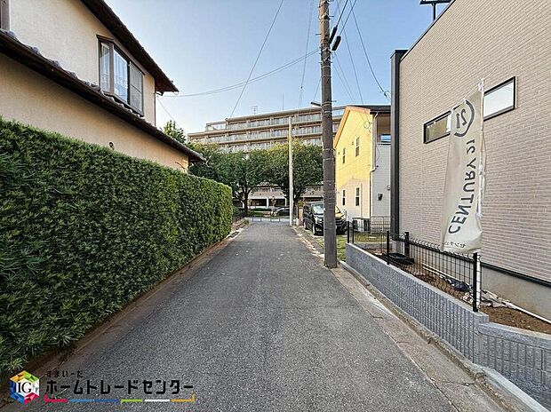 【前面道路含む現地写真】閑静な住宅地で子育て家族にピッタリ。毎日のお散歩も快適な緑に恵まれたエリアで、自然に包まれた穏やかな暮らしを実現するための、ゆとりある住環境が整っています。緑の潤いを感じながらホッと生活できそう。