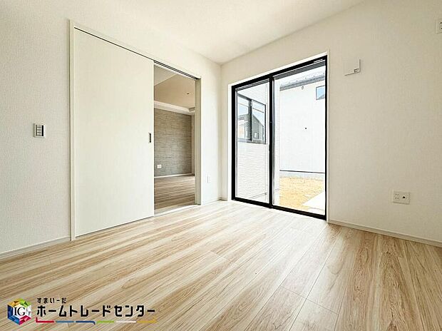 【リビング以外の居室】リビング横にある洋室は魅力的♪家族が増えた時の為に部屋数も確保しておきたい。そんな欲張りなニーズに応える間取りとして人気なのが、リビングからつながるスペースを引き戸で仕切った間取りです♪