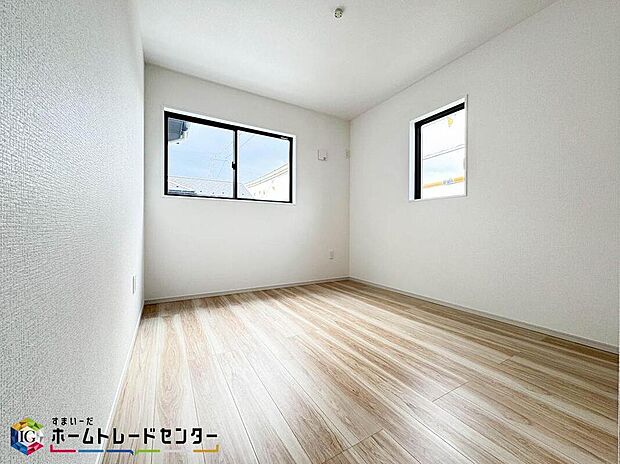【リビング以外の居室】お子様の自立性を与えてあげられる子供部屋はお子様にとって大変重な役割があります。子供一人で過ごす空間を与えることで、宿題や勉強時間も自然と増えまた自ら部屋の片付けや掃除なども促すことに繋がります。