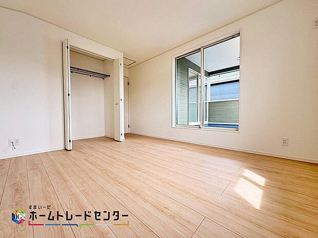 【リビング以外の居室】ダブルベッドのサイズのベッドを配置しても十分な広さを確保できる寝室です♪住んでから後悔しないために、そして何よりゆっくりと安眠できるよう、居心地がよく快適に過ごせる寝室の空間づくりにこだわりましょう。