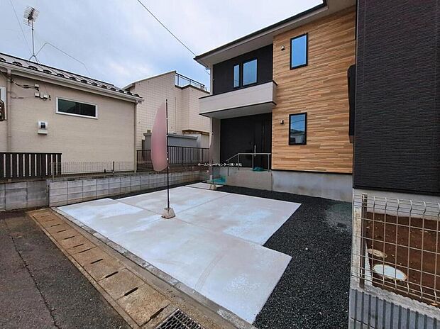 【現地外観写真】3LDK+Sのゆとりある間取りで家族全員が快適に暮らせる設計。収納も充実しているため片付けやすく、生活感を抑えた空間を実現。日々の動線も考えられた、実用性の高い住まいです。