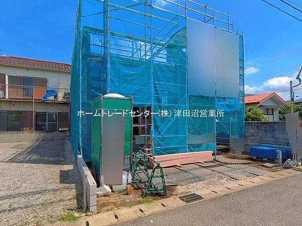 【前面道路含む現地写真】美しい緑と良好な住環境が守られてきたこの街に、新築戸建てが誕生致しました。穏やかな空気の流れる落ち着いた住環境です。ぜひ、現地へ足をお運びいただき実際の環境・陽当たりをご確認下さいませ♪