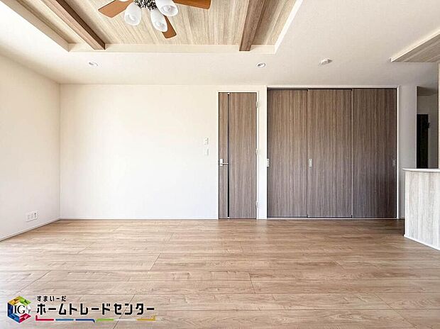 【リビング(同仕様物件)】明るい陽差しが降り注ぐリビングは、ゆとりあふれる室内空間が心地よい暮らしを実現します♪スタディコーナーは奥様にとって嬉しいプラン♪住む方の想いを実現するベストなカタチを追求したプランです。