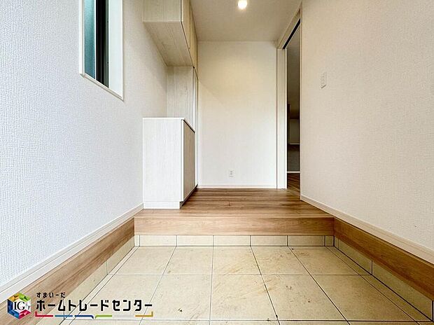 【玄関】散らかりがちな玄関もスッキリと保てる玄関収納は、家の中に入る時一番最初に目に付く場所だからこだわりたいですよね!木目調の落ち着いた雰囲気の色目が、お部屋の雰囲気をそのまま表している家の顔です。