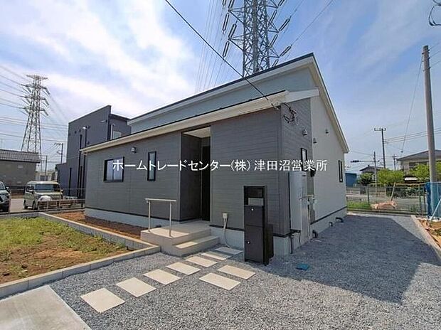 【現地外観写真】美しい緑と良好な住環境が守られてきたこの街に、新築戸建てが誕生致しました。穏やかな空気の流れる落ち着いた住環境です。ぜひ、現地へ足をお運びいただき実際の環境・陽当たりをご確認下さいませ♪