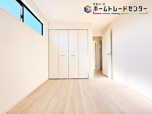 【リビング以外の居室】(1号棟)お子様の自立性を与えてあげられる子供部屋はお子様にとって大変重な役割があります。子供一人で過ごす空間を与えることで、宿題や勉強時間も自然と増え、部屋の片付けや掃除なども促すことに繋がります♪