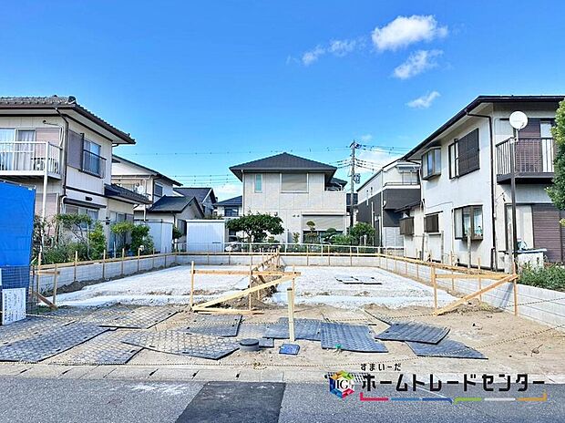 【現地外観写真】美しい緑と良好な住環境が守られてきたこの街に、新築戸建てが誕生致しました。穏やかな空気の流れる落ち着いた住環境です。ぜひ、現地へ足をお運びいただき実際の環境・陽当たりをご確認下さいませ♪