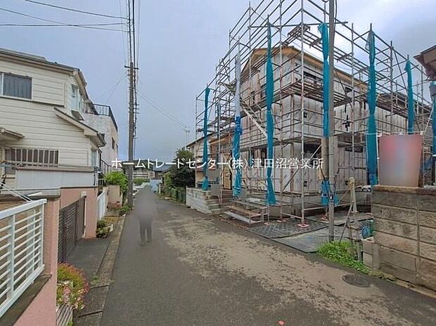 【前面道路含む現地写真】四季を通じて自然と触れ合えるスポットが周辺には盛りだくさん!お散歩やジョギング、週末のご家族での遊びに最適です。目の前に広がる開放感とゆとり、暮らしの夢を育む理想の住まいがここにはあります。