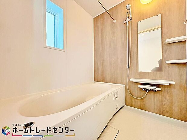 【浴室】1坪タイプの大きなお風呂で、小さなお子様とご一緒に足を伸ばして入浴いただける広さです! 浴槽も大きなサイズで腰掛けあるので半身浴も楽しめます。一日の疲れをゆっくりとお風呂の中で癒してください♪