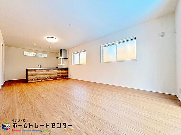 【リビング】3面採光のLDKは採光も明るく風通し共に良好です。対面キッチンからはLDが見渡せるのでお子様が遊んでいる様子を見守りながら料理できます。また会話をしながらの調理も可能ですので家族との交流も深まりますね