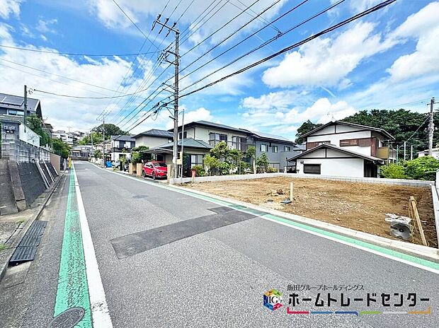 【前面道路含む現地写真】四季を通じて自然と触れ合えるスポットが周辺には盛りだくさん！お散歩やジョギング、週末のご家族での遊びに最適です。目の前に広がる開放感とゆとり、暮らしの夢を育む理想の住まいがここにはあります。